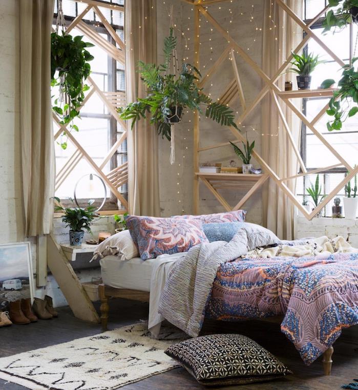 exotický duch v romantickej spálni pre dospelých s rôznymi kvetináčmi, svetlou girlandou, posteľnou bielizňou mandaly