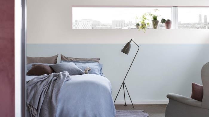 väggmålning i två färger, vuxen sovrum målning idé 2 färger vit och pastellblå, stol modell i grått