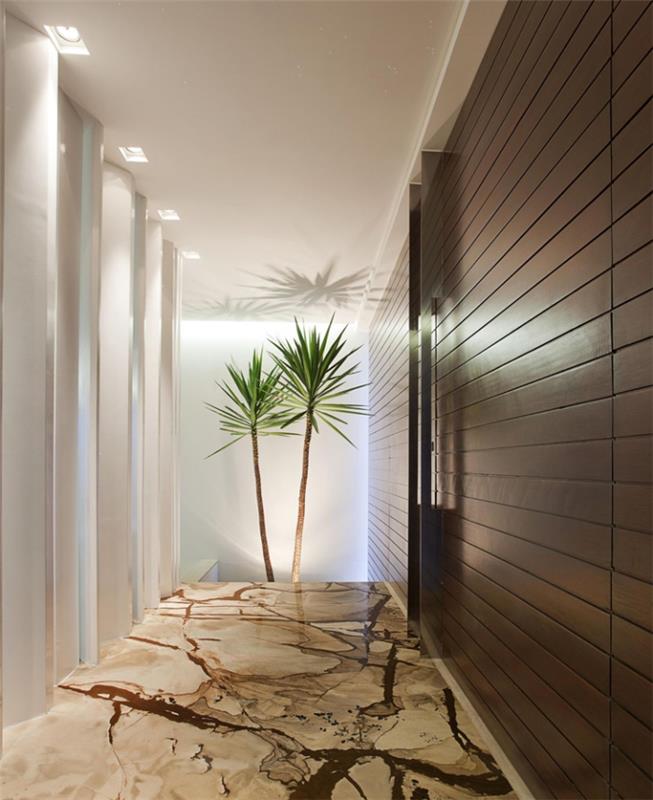 luxusná atmosféra na chodbe s bielym stropom a béžovými a hnedými podlahami, v interiéri zelené rastliny
