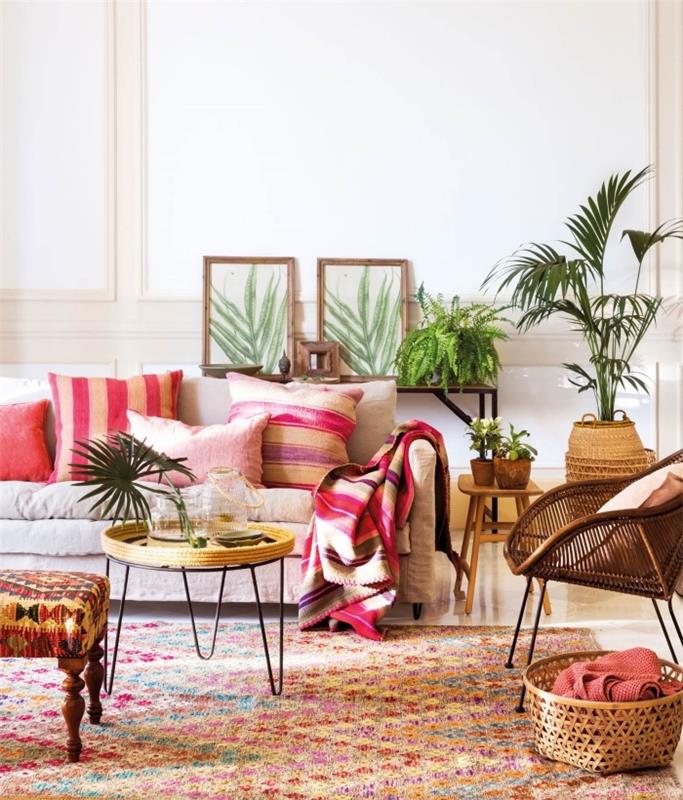 moderný a tradičný model obývačky, elegantný etnický dekor s dreveným a ratanovým nábytkom pokrytým farebnými vankúšmi a plédmi