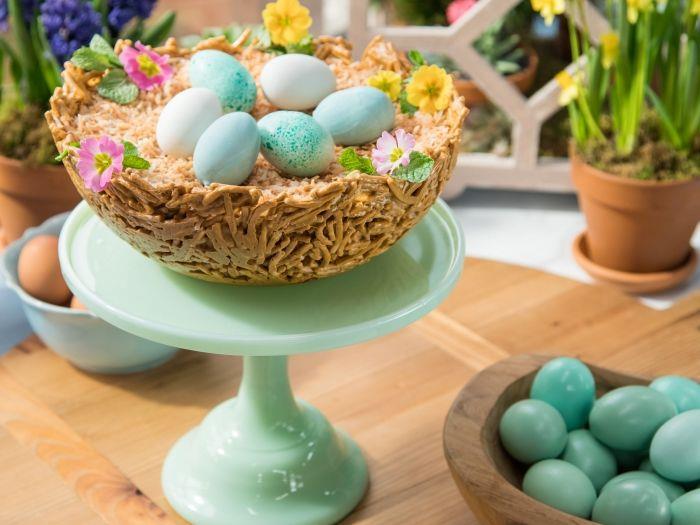 idé hur man gör en original påsktårta 2020 i form av ett bo dekorerat med stekta nudlar och färska blommor