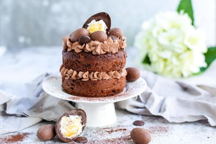 exempel på en choklad påskkaka lätt att göra själv, lätt chokladlagerkaka idé med chokladäggdekoration