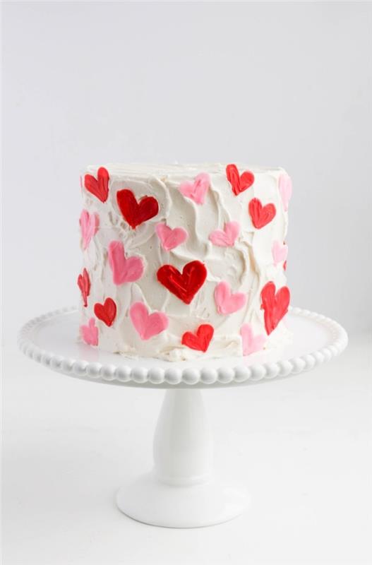 domáci dezert pre romantické valentínske denné menu, šablóna okrúhlej torty s bielou polevou s červenými a ružovými ozdobnými srdiečkami