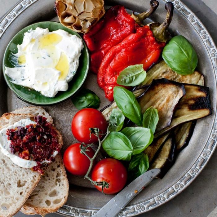 Talianske predjedlá podávané na tanieri, stredomorský aperitív s grilovanou zeleninou a syrom