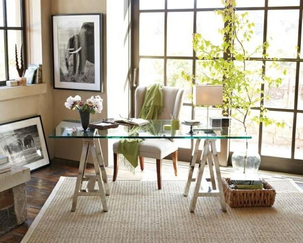 sklenený stôl-sisalový koberec-a-zelená-rastlina