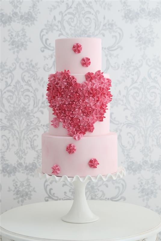 šablóna romantickej valentínskej torty s pastelovo ružovou polevou s ozdobou kytice srdiečok