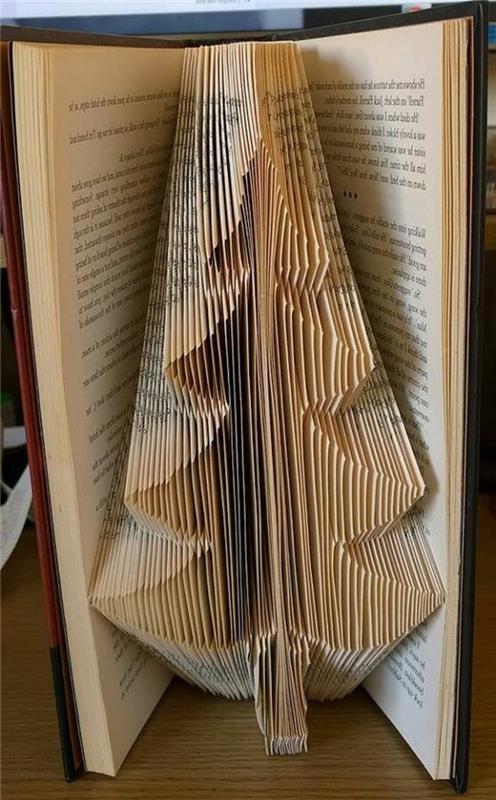 bok-vikning-ett-gran-träd-format-med-sidorna-i-en-bok