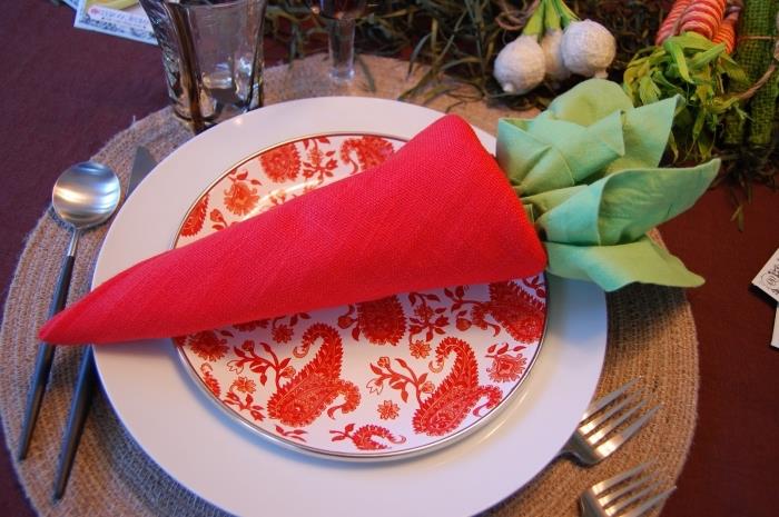 en hopfällbar påskservett i form av en morot gjord med två röda och gröna dukar