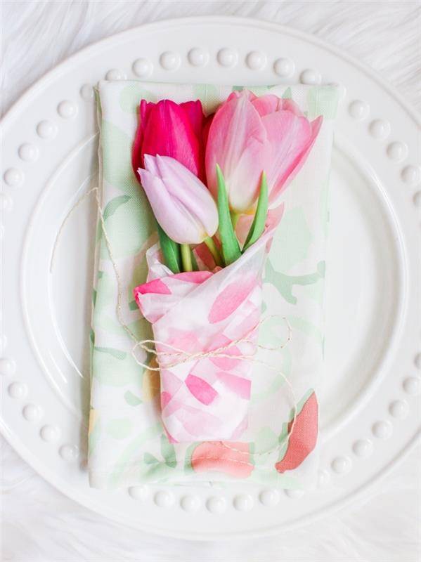 klassiska vikbara servetter för att dekorera ett festligt bord, mjuk blommönstrad servett dekorerad med en liten bukett tulpaner