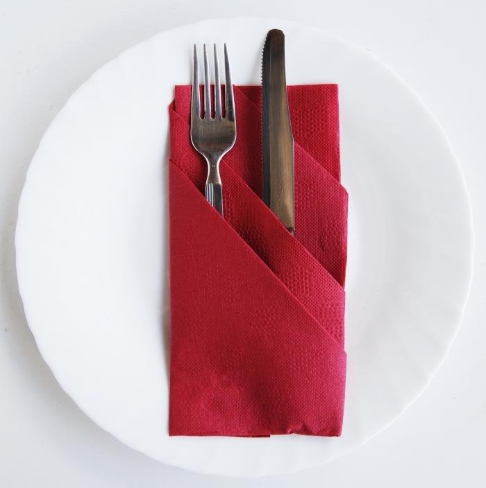 aké farby spájať s výzdobou vianočného stolu, príklad ľahko skladateľného červeného papierového obrúska