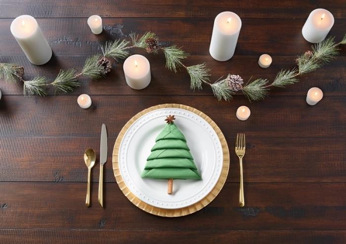 jednoduchý tip na skladanie obrúskov na vianočný večierok, príklad, ako ozdobiť slávnostný stôl sviečkami