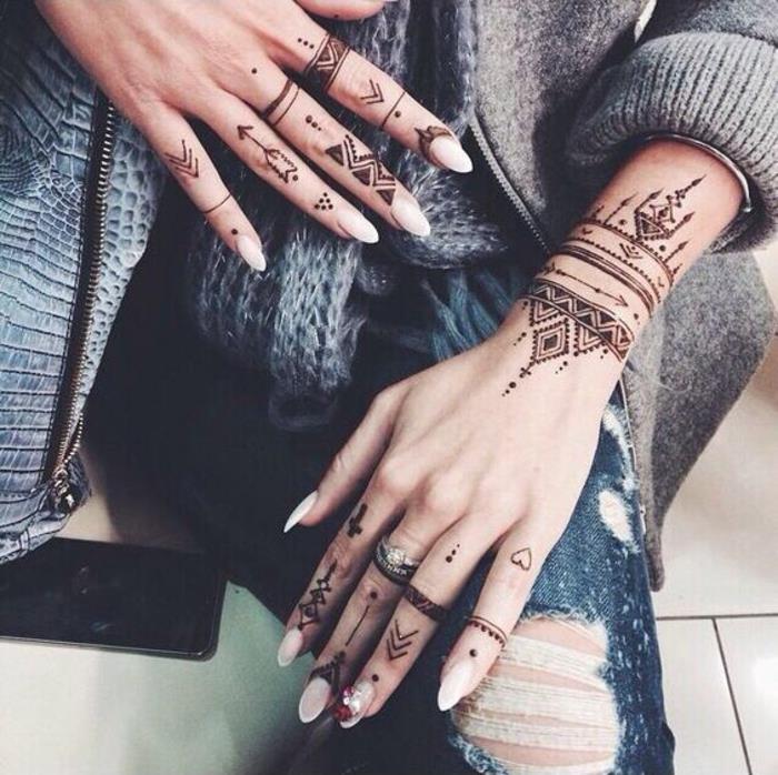 Roztomilá manikúra, tetovanie henou, čierne kmeňové znamenie