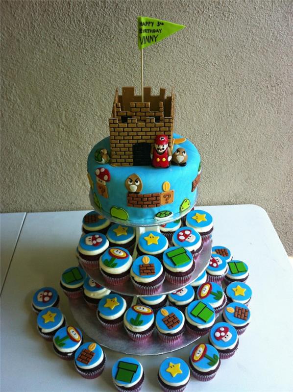 koláčik super mario cupcake, pevnosť so zelenou vlajkou, niekoľko malých naukladaných koláčov