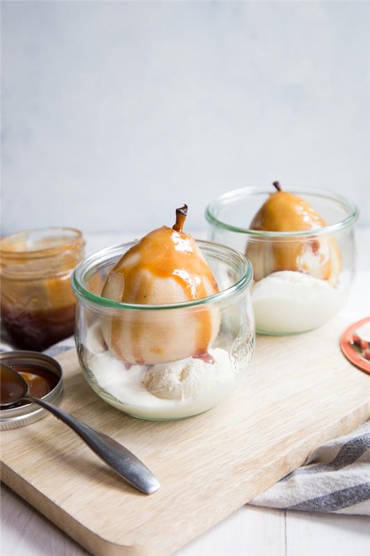 pocherad päron med karamell individuell efterrätt serverad på en skopa glass Exempel på ett snabbt och enkelt höstrecept