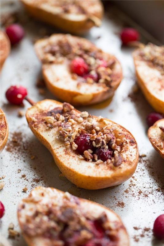 kokta päron fyllda med granola och tranbär faller dessertidé med päron