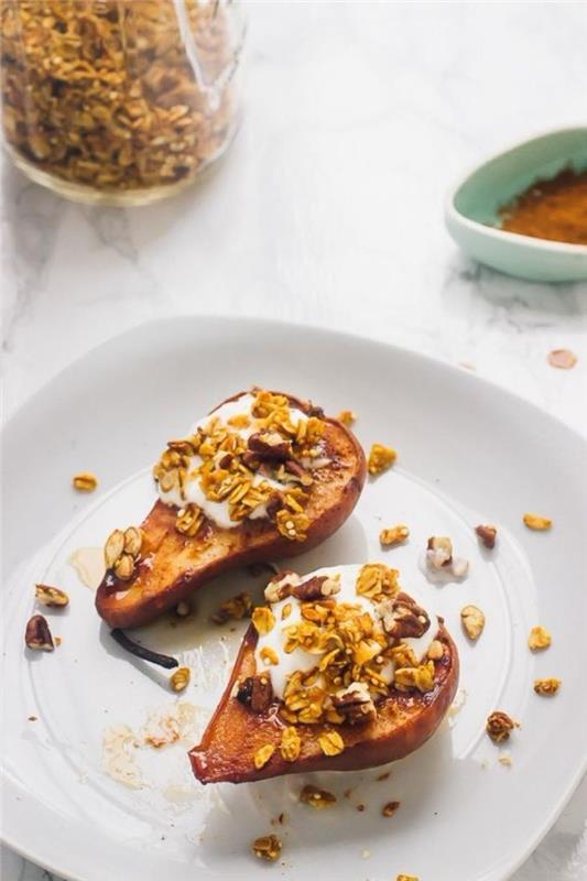 ugnsrostat päronrecept med färsk grädde och hemlagad granola, enkel dessertidé och bra att underhålla