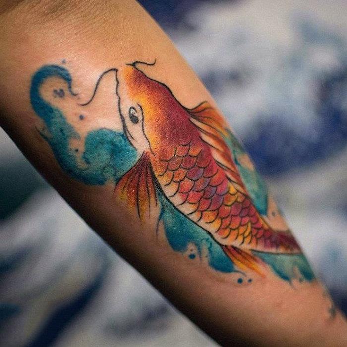 original fisk tatuering idé i färger, orange fisk och blått vatten, de vackraste tatueringar