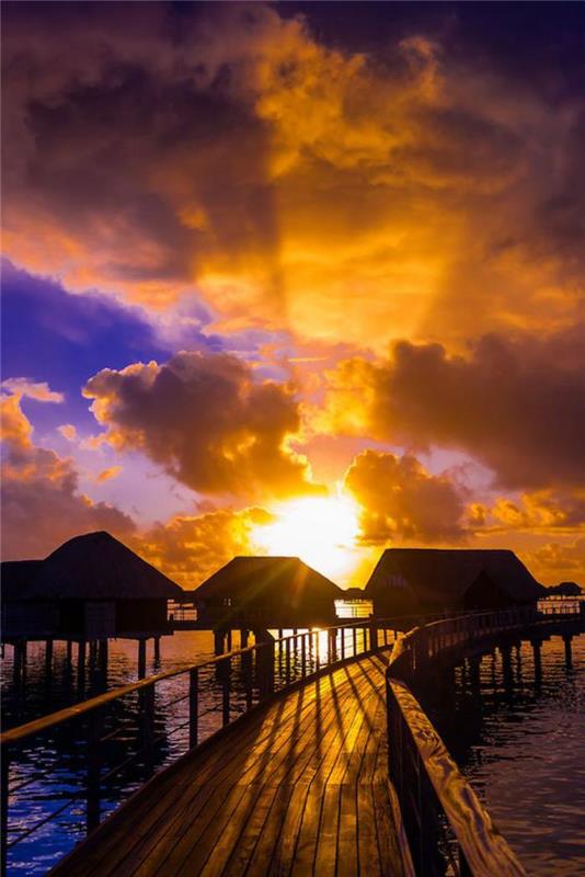 Franska-polynesien-solnedgång-resa-bungalows-Bora-Bora