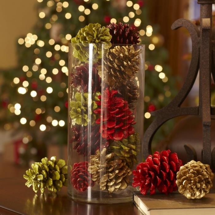 vilken juldekoration att göra själv med återvunnet material, festlig inredningsidé med glasbehållare fylld med färgade tallkottar