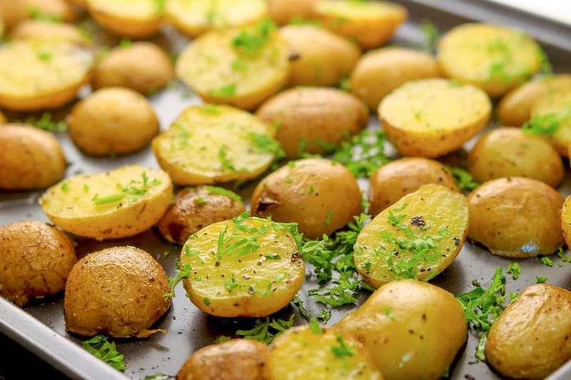 nakrájané pečené zemiaky s bylinkami