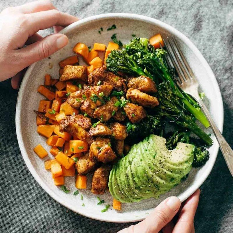 bakad potatis och sötpotatis med avokado och örter