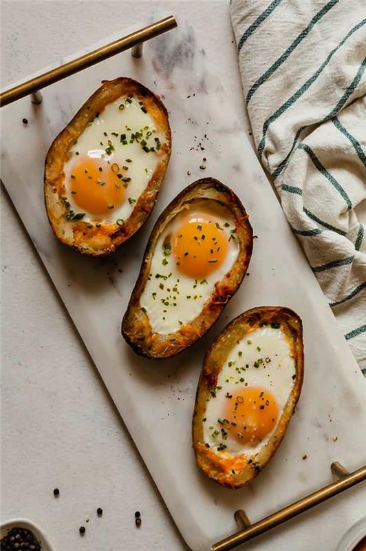 zemiaky plnené vajíčkami, ľahký recept na večer s vajíčkami a zemiakmi