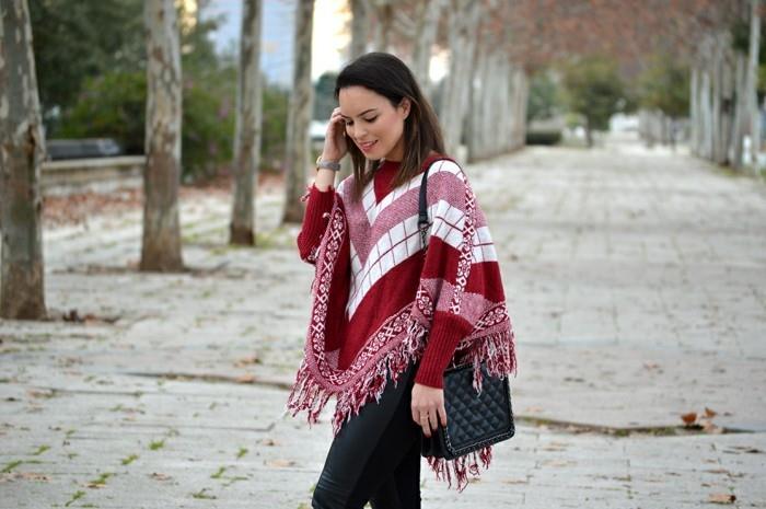 poncho-fashion-cape-in-red-and-white-s-geometrickými vzormi