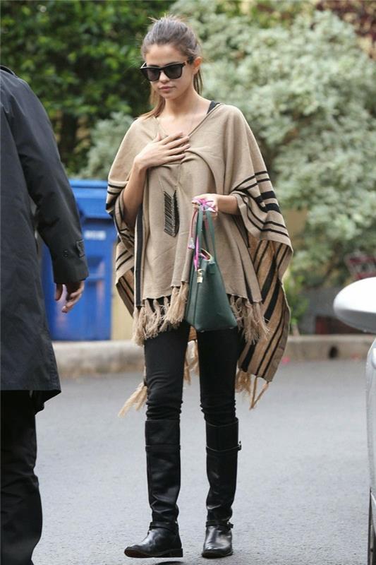 poncho-fashion-selena-gomez-modern-boho-chic-cape-in-beige-with-straight-lines-šperky