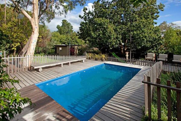 drevený-obdĺžnikový-bazén-malý-útulný-bazén