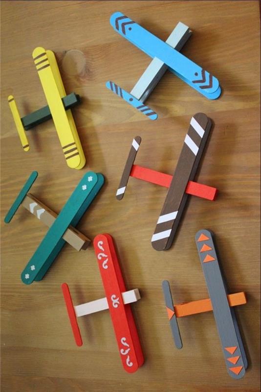 طائرات ملونة ، مصنوعة من عصي خشبية مثلجات ، ألعاب تعليمية قبل الحضانة ، طاولة خشبية