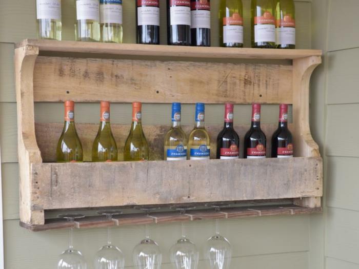 Regali di Natale fai da te، Bottiglie di vino bianco e rosso، portabottiglie da parete in pallet