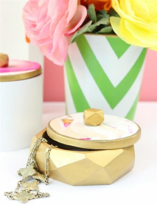 Creazioni fai da te، scatola con coperchio portagioielli، dipinto di colore oro، vaso con fiori