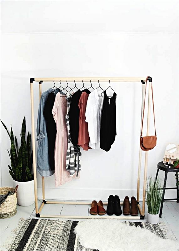 DIY klädhängare av trästolpar och armbågar bundna med metallbågar, idé att göra ett omklädningsrum i ett litet sovrum