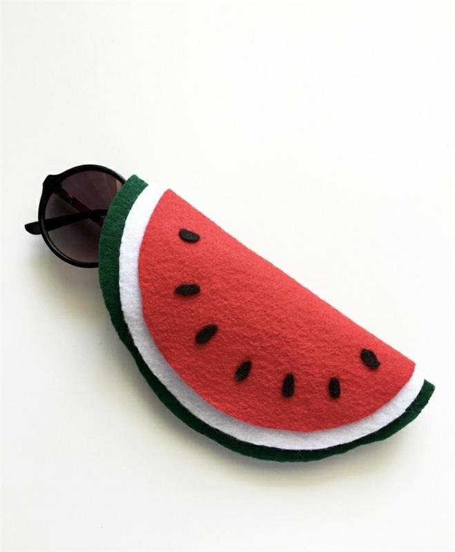Astuccio per occhiali da sole di feltro, idee lavoro artigianale con dei motivi frutta e cocomero