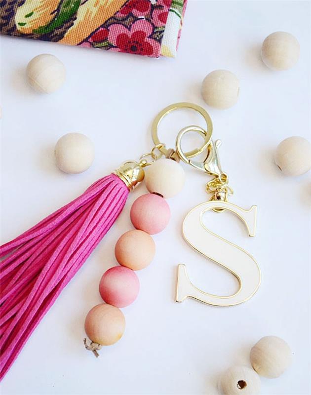 DIY kľúčenka v drevených korálkach, ozdobné písmená s, ružový strapec so strapcom na zlatej retiazke, personalizovaný stredový darček