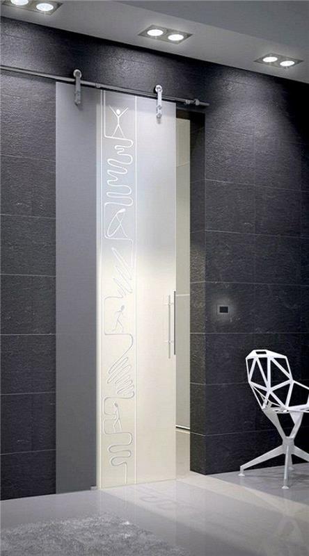 posuvné dvere-transparentné-biele-steny-so-šedými-vnútornými tehlami