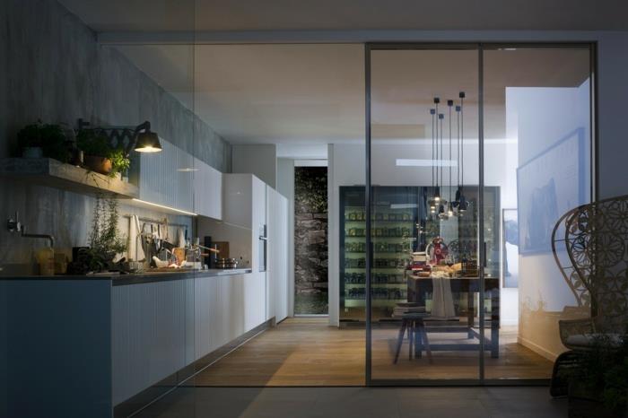 posuvné sklenené dvere, sivá kuchyňa s množstvom zelených rastlín, priemyselná kuchynská presklená strecha