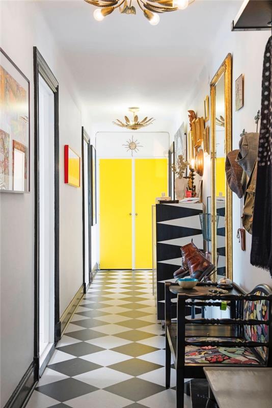 fluorescenčná žltá farba interiérových dverí, ktorá v tejto grafickej chodbe vytvára pocit hĺbky s čiernymi a zlatými akcentmi