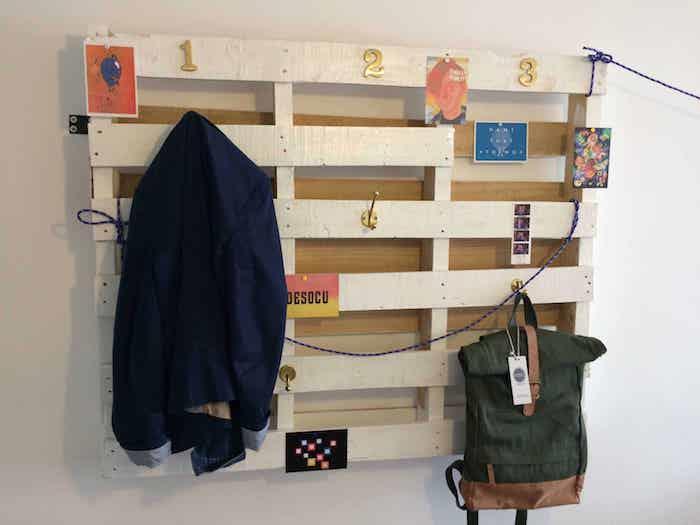 رف معطف خشبي مثبت على الحائط مع خطافات ذهبية لتعليق المعاطف وغيرها من الملابس والإكسسوارات