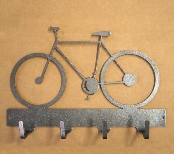 dekoratívny kovový vešiak na bicykel