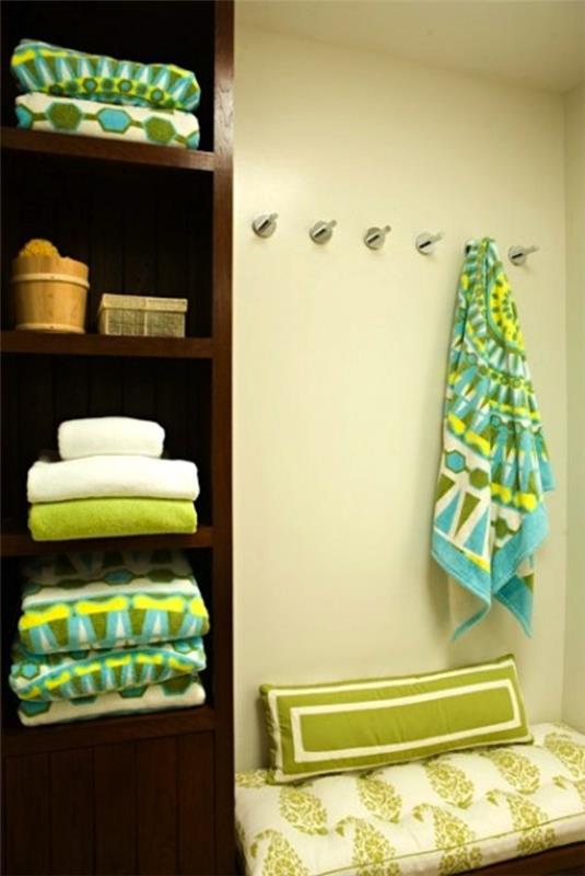 badrum-och-grön-handdukshållare