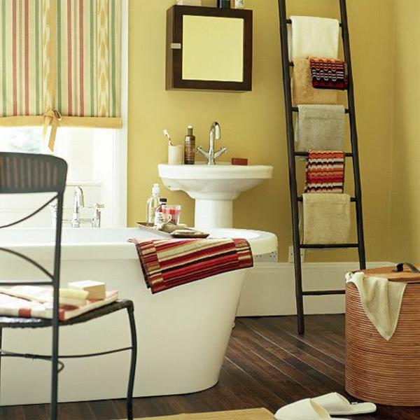 badrum-handduksställ-stort-vitt badkar