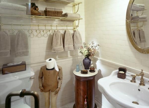 elegant-badrum-handdukshållare-och-rund-spegel