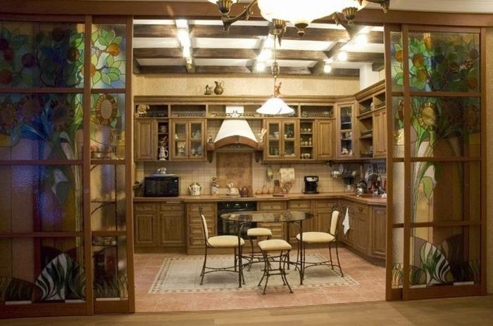 vitráž posuvný interiérový baldachýn, klasické vybavenie kuchyne, odhalené trámy