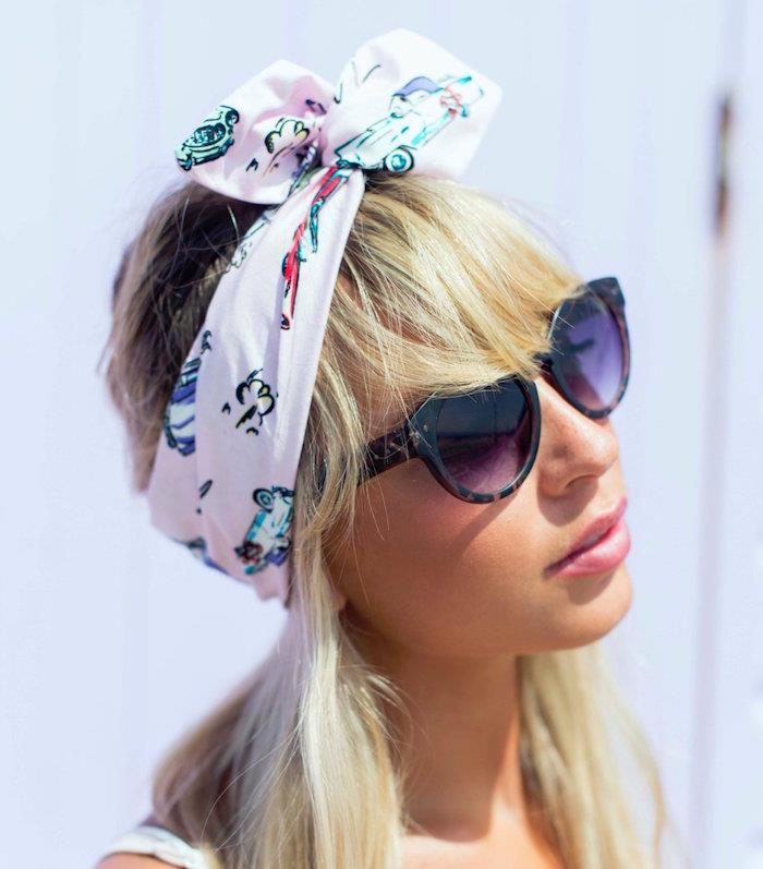 ozdobná ružová šatka na vlasy zviazaná mašličkou hore ako špendlík na blond žene so slnečnými okuliarmi