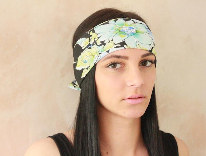 kvetinová ženská šatka na čelo hippie štýl na žene dlhé čierne vlasy Alebo noste šatku ako japonský samuraj
