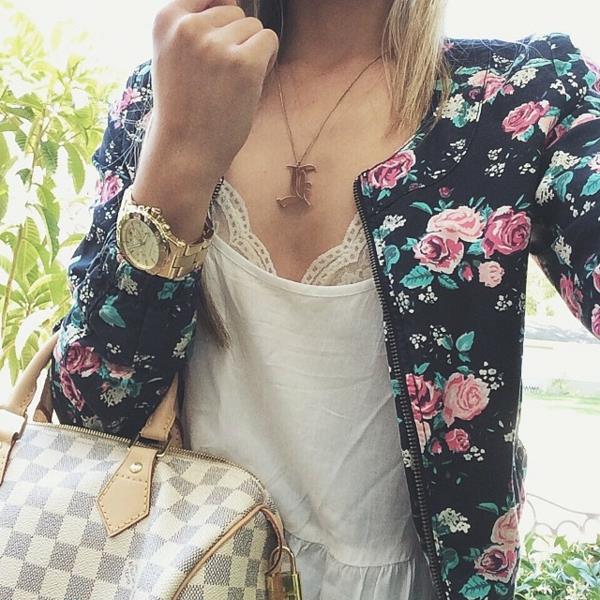bär-blommig-jacka-med-stil