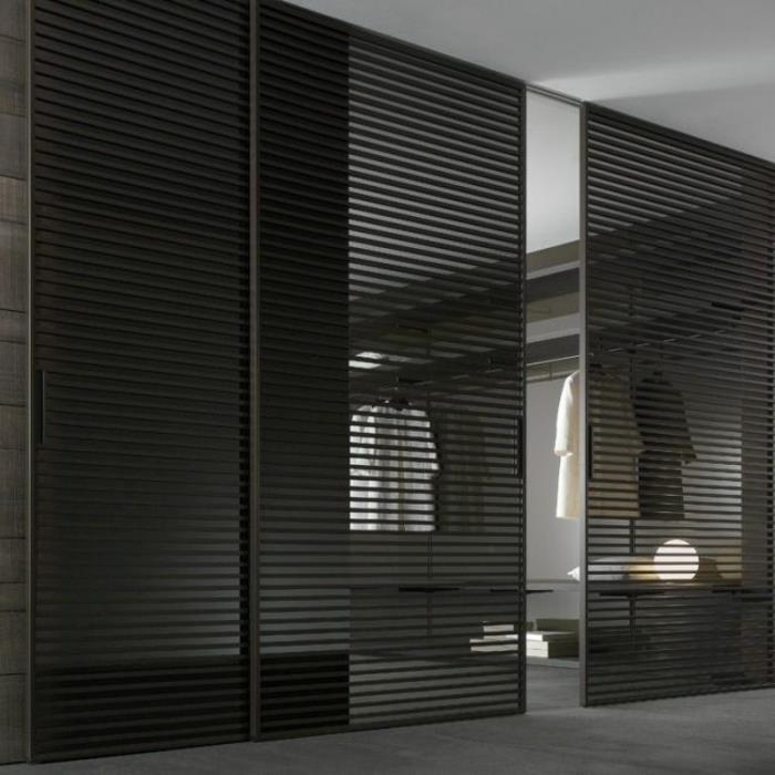 dvierka-čierne-drevené-deliace-dvere-sivá-podlaha-a-sivý-koberec-biely-strop-moderná-šatňa