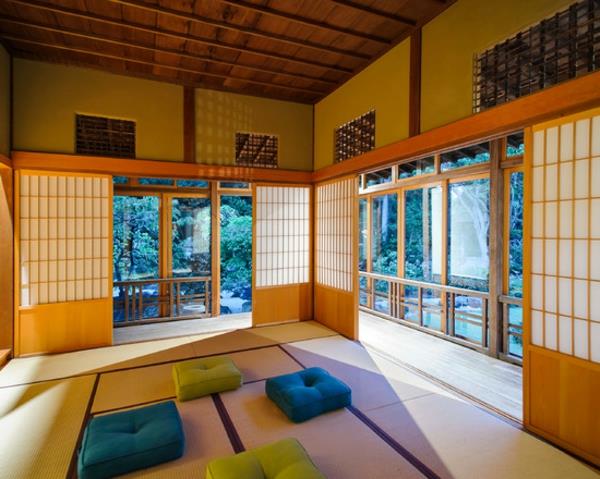 أبواب منزلقة يابانية في منزل معجزة على الطراز الياباني