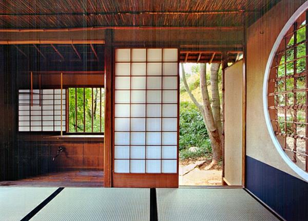 أبواب منزلقة يابانية تطل على حديقة